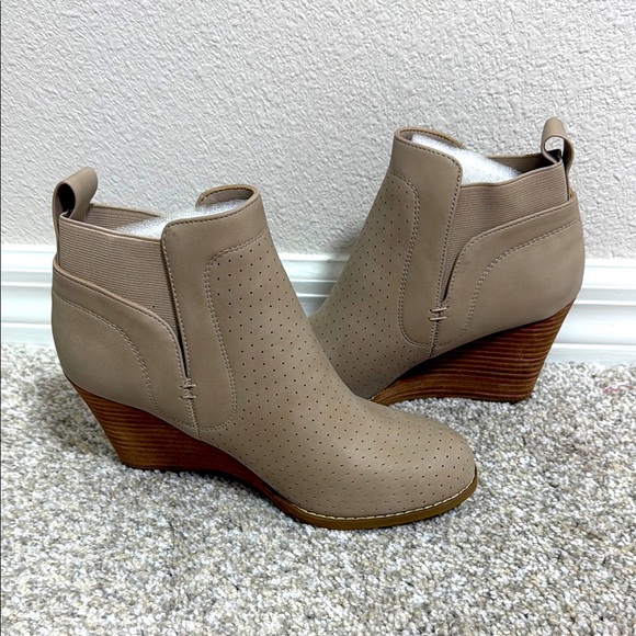 DV by Dolce Vita Women's Gerdy Vegan Leather Wedge Ankle Bootie in Beige - Picture 1 of 8